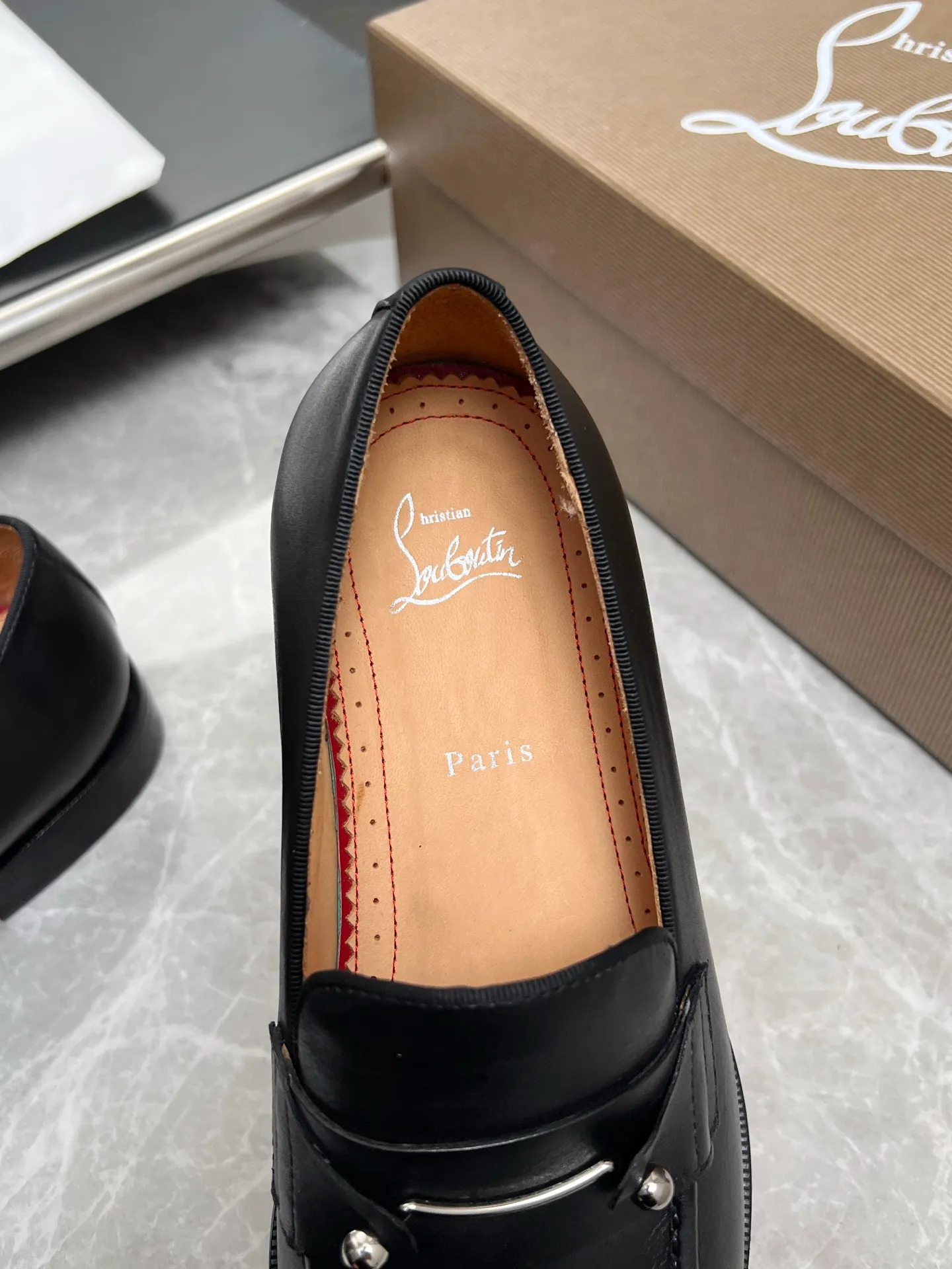 [CL red sole] Top P: 900💰 Number of yards: 39~44 (38.4546. Customized, non-refundable) CL new men's formal shoes Loaf leather shoes Christia* Loubouti* red sole shoes The red sole is luxurious and elegant, reshaping the style boundary of casual formal wear. It is extremely innovative in material selection, and creates a rich visual and tactile experience through the collision of different materials! Made of top-grade calfskin/glossy patent leather/spliced ​​technical fabric in contrasting colors. The upper is stitched by hand with fine and even stitching. It is based on the square-toe loafer shoe shape, with neat and elegant lines, which fits the toughness of men's wear. The upper is embellished with metal rivets, injecting individual details into classic loafers, breaking the mediocrity of casual shoes, and giving a concrete expression of "low-key luxury". From the original color/red cowhide lining inside the shoe to the instantly recognizable red sole, the "red sole" is not only the brand's visual identity, but also a "luxury codeword" when walking. The red sole exposed inadvertently conveys taste and identity instantly. From the innovative splicing of materials, to the personalized fusion of design, to the ingenious inheritance of craftsmanship, the Christian Louboutin men's loafer series is not only a pair of casual shoes, but also a "yuppie style" dressing weapon for men. Whether it is a casual business meeting or a casual look for daily travel, it can help you become a unique and stylish man in every occasion with its "red Loaf" attitude.